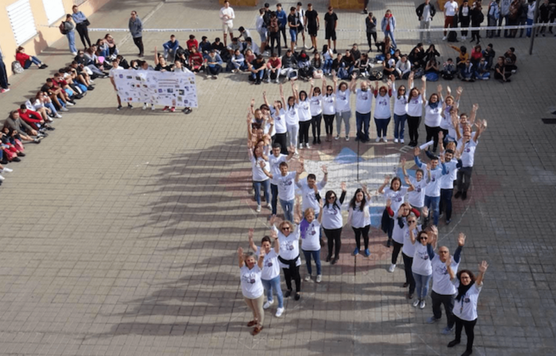 Alumnos y profesores se juntaron en el patio del instituto para visibilizar su repulsa a la violencia de género (Foto TA)